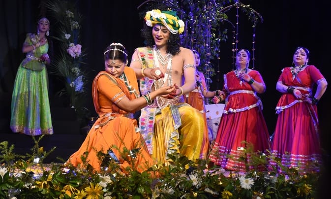 नृत्य की प्रस्तुति करते कलाकार। 