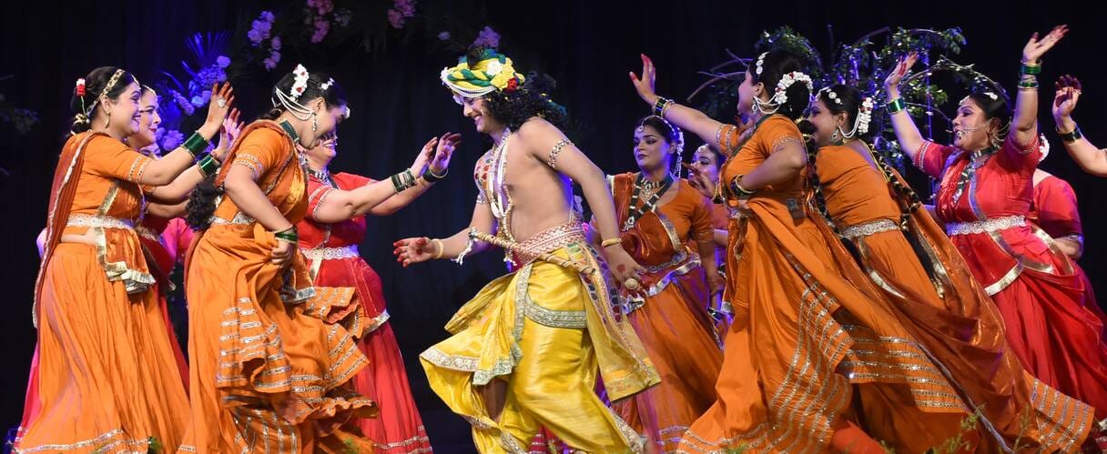 नृत्य की प्रस्तुति करते कलाकार। 