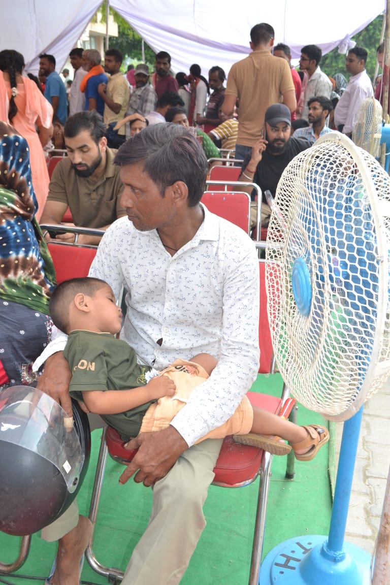 पंचायत भवन में आयोजित मुख्यमंत्री अंत्योदय परिवार उत्थान योजना 2.0 के मेले के दौरान पंखे को लेक