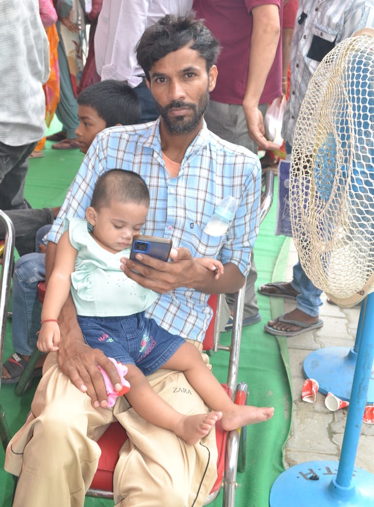 पंचायत भवन में आयोजित मुख्यमंत्री अंत्योदय परिवार उत्थान योजना 2.0 के मेले के दौरान पंखे को लेक