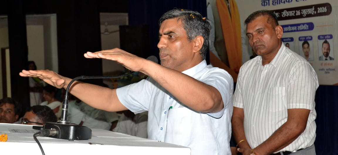  पंडित चिरंजी लाल राजकीय महाविद्यालय में आयोजित सम्मान समारोह में उपस्थित टीचर और अन्य। संवाद
