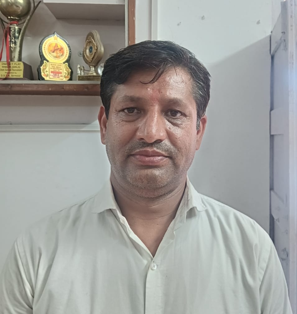 पीएमश्री स्कूल पांवटा साहिब में नवगठित एसएमसी कार्यकारिणी और स्कूल स्टाफ। संवाद 