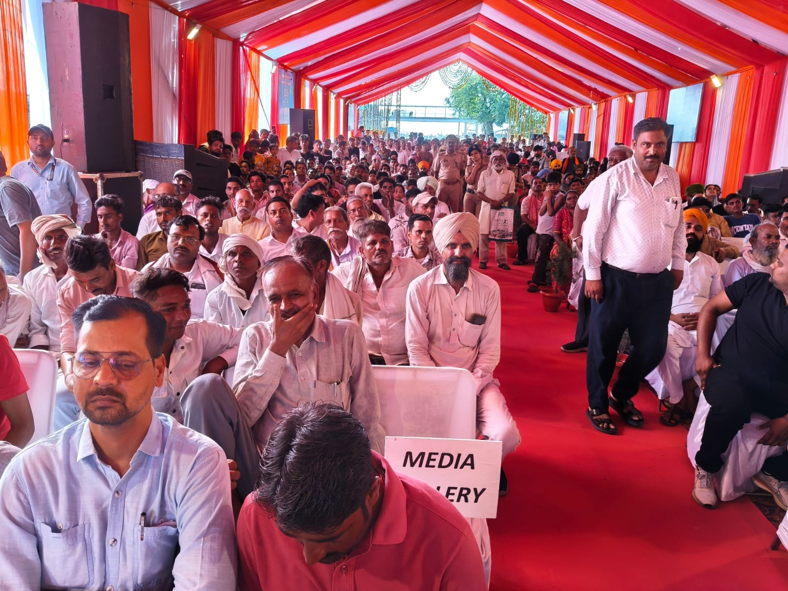 पूरनपुर में ट्रेन को झंडी दिखाकर रवाना करते केंद्रीय राज्य मंत्री जितिन प्रसाद -संवाद