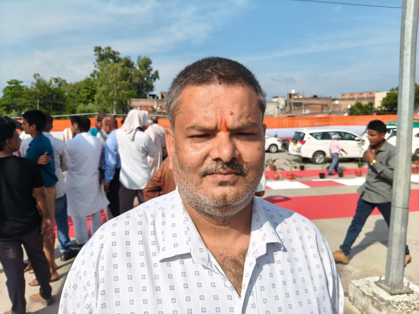 पूरनपुर में ट्रेन को झंडी दिखाकर रवाना करते केंद्रीय राज्य मंत्री जितिन प्रसाद -संवाद