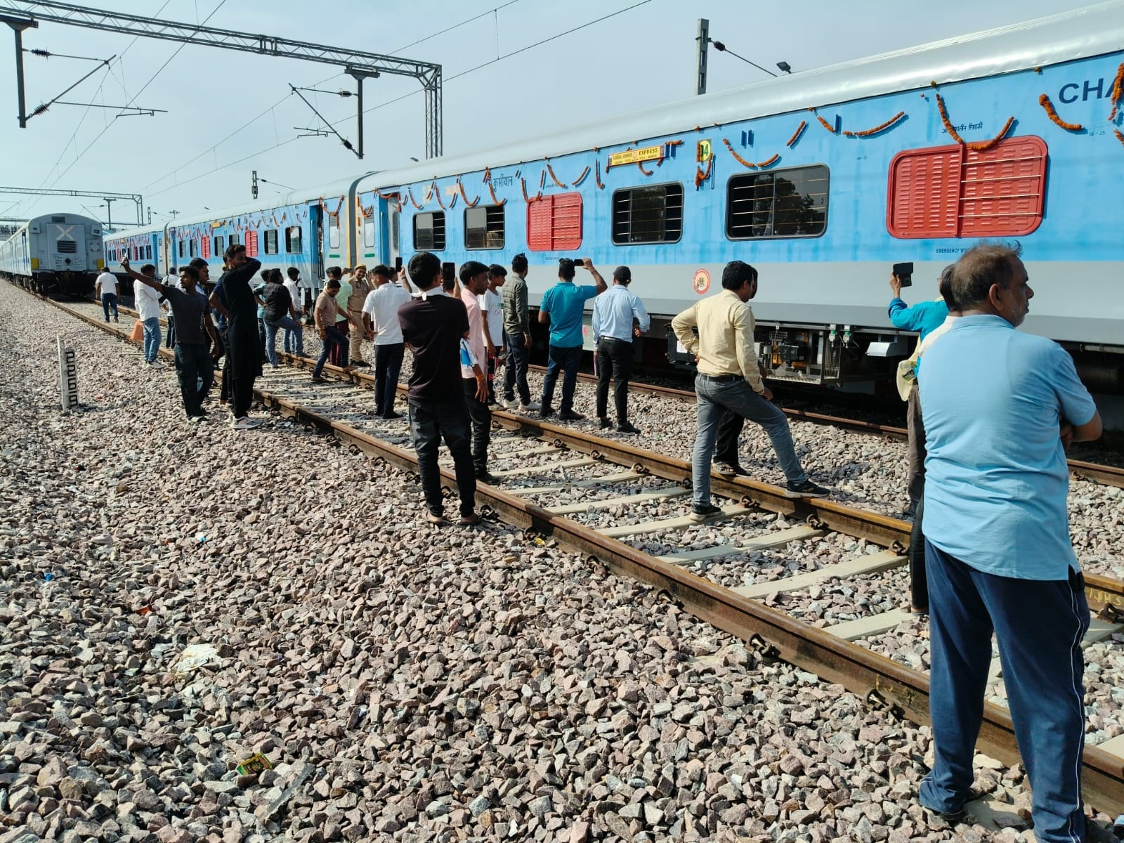 पूरनपुर में ट्रेन को झंडी दिखाकर रवाना करते केंद्रीय राज्य मंत्री जितिन प्रसाद -संवाद