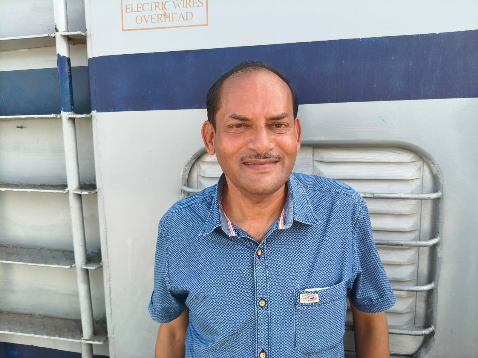 पूरनपुर में ट्रेन को झंडी दिखाकर रवाना करते केंद्रीय राज्य मंत्री जितिन प्रसाद -संवाद