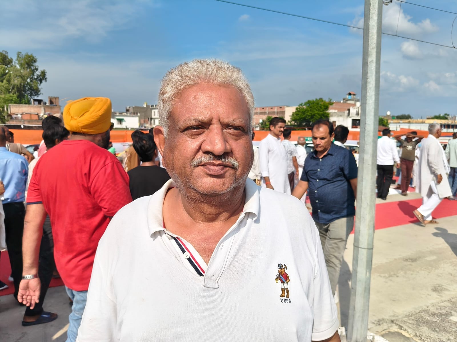 पूरनपुर में ट्रेन को झंडी दिखाकर रवाना करते केंद्रीय राज्य मंत्री जितिन प्रसाद -संवाद