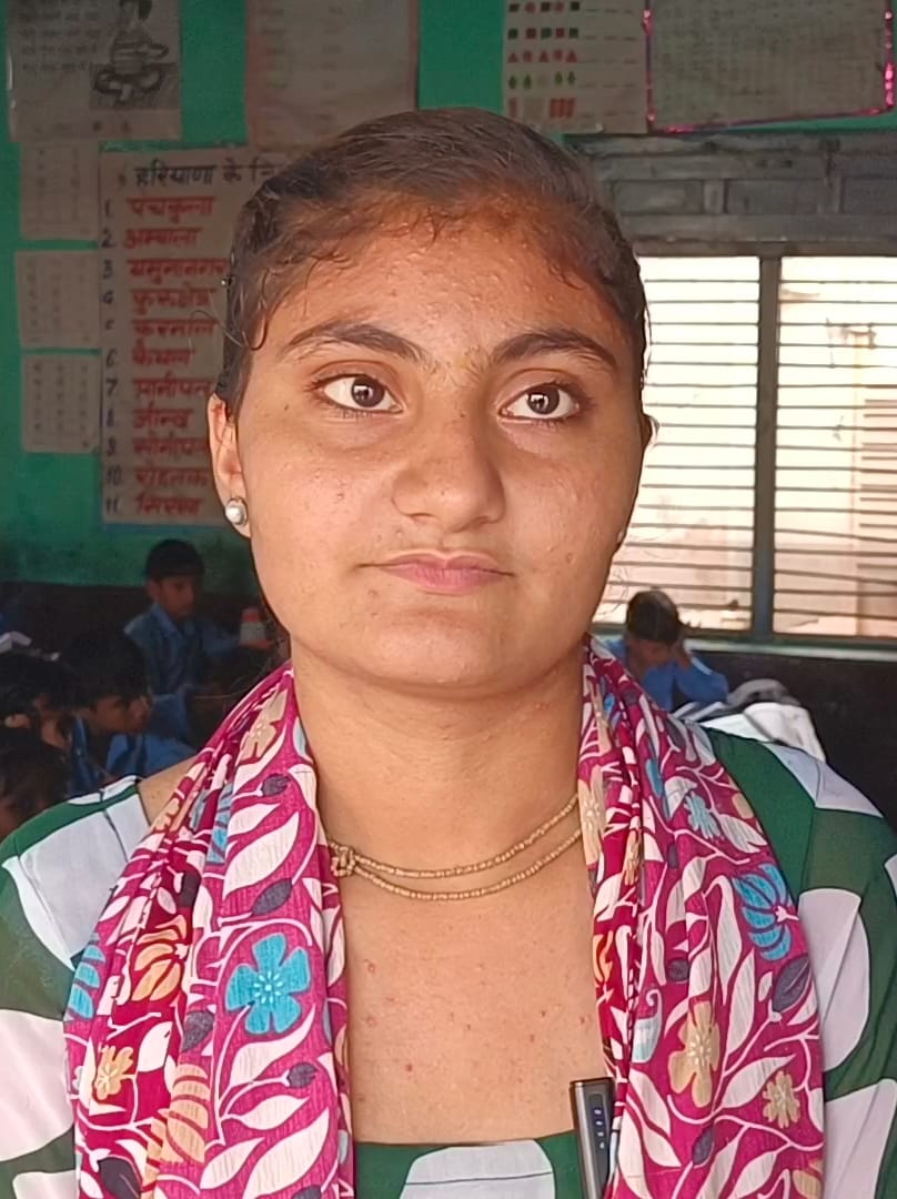 पूर्व छात्राओं व इंचार्ज मोनिका रोहिल्ला के साथ राजकीय कन्या मॉडल संस्कृति प्राथमिक विद्यालय, अ
