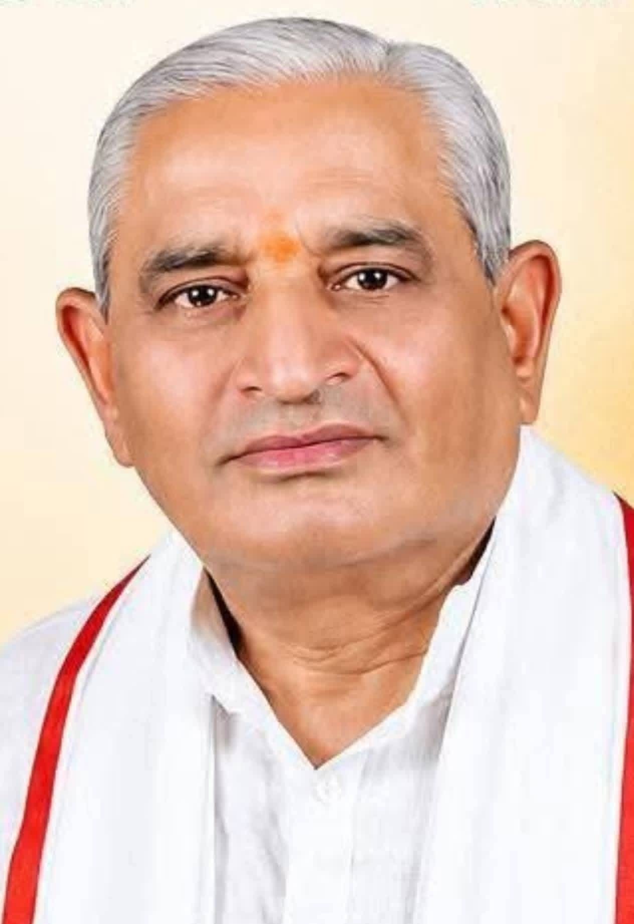 रॉबर्ट्सगंज भाजपा जिला कार्यालय में पूर्व एमएलसी स्व.जयप्रकाश चतुर्वेदी का अंतिम दर्शन करते भाज