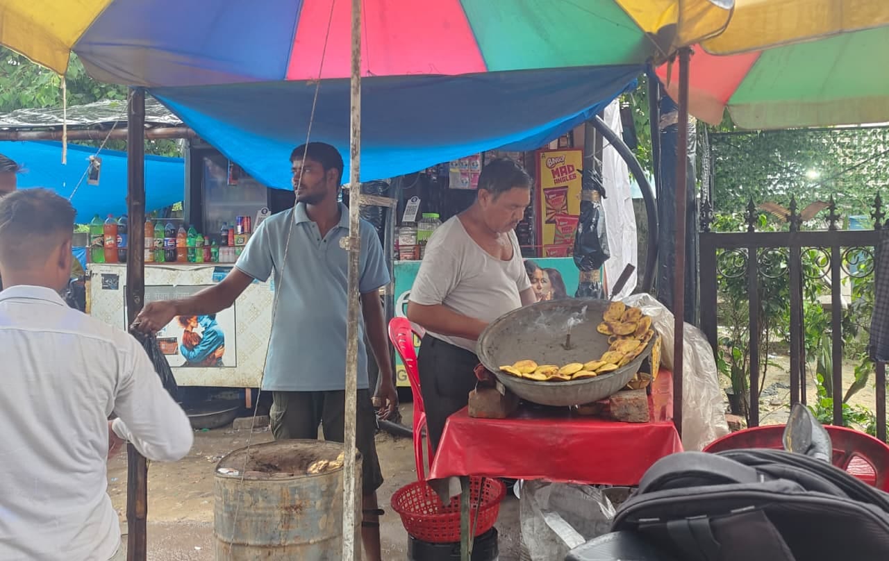राजापुर बालाजी मंदिर के सामने बिना नाम का होटल। संवाद राजापुर बालाजी मंदिर के सामने बिना नाम का होटल। संवाद