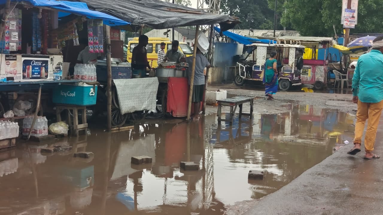 राजापुर बालाजी मंदिर के सामने बिना नाम का होटल। संवाद राजापुर बालाजी मंदिर के सामने बिना नाम का होटल। संवाद