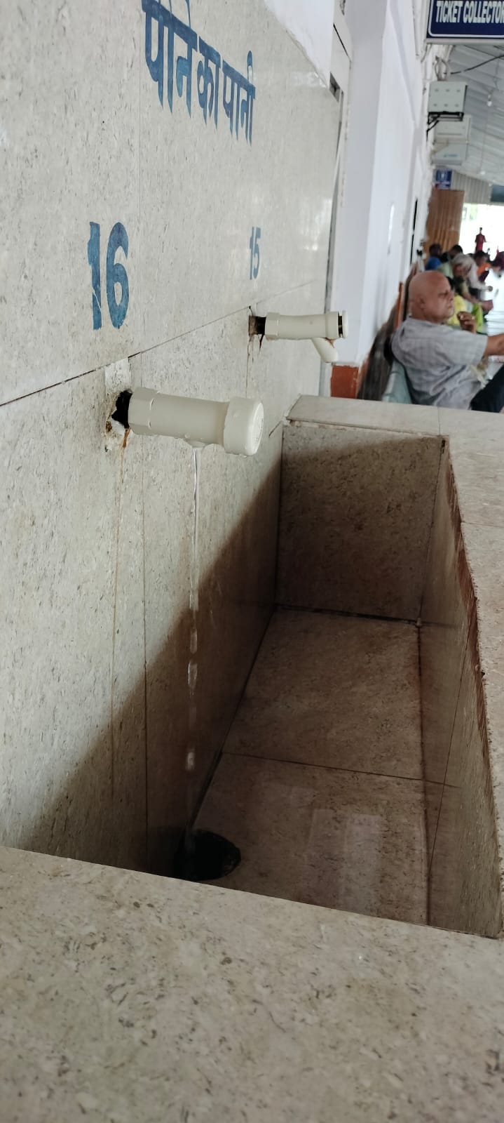 रेलवे स्टेशन पर टूटा पड़ा एनाउंस सिस्टम। संवाद रेलवे स्टेशन पर टूटा पड़ा एनाउंस सिस्टम। संवाद