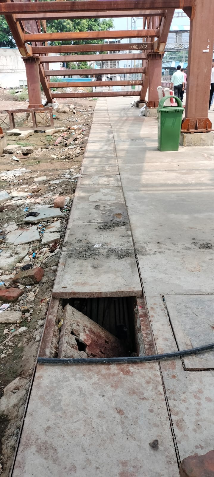 रेलवे स्टेशन पर टूटा पड़ा एनाउंस सिस्टम। संवाद रेलवे स्टेशन पर टूटा पड़ा एनाउंस सिस्टम। संवाद
