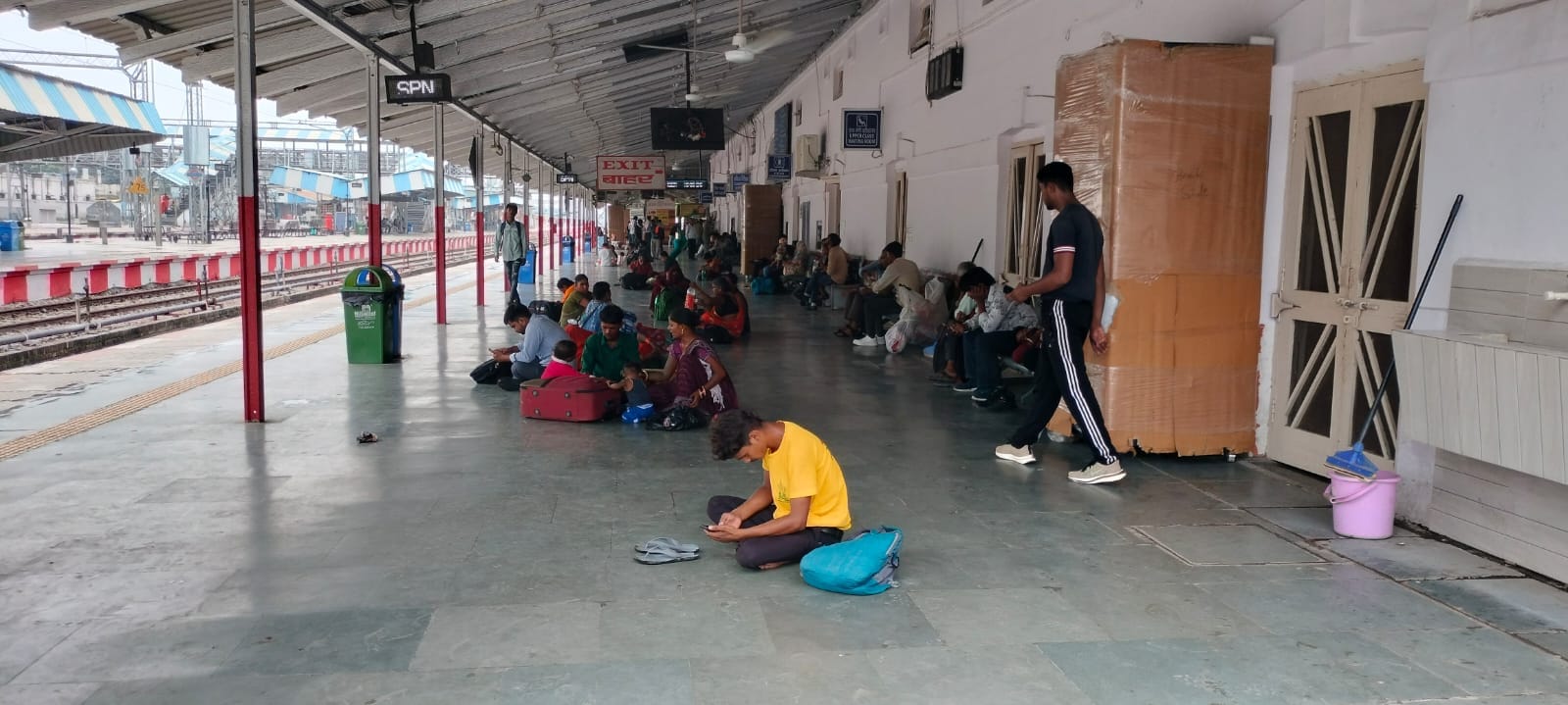 रेलवे स्टेशन पर टूटा पड़ा एनाउंस सिस्टम। संवाद रेलवे स्टेशन पर टूटा पड़ा एनाउंस सिस्टम। संवाद