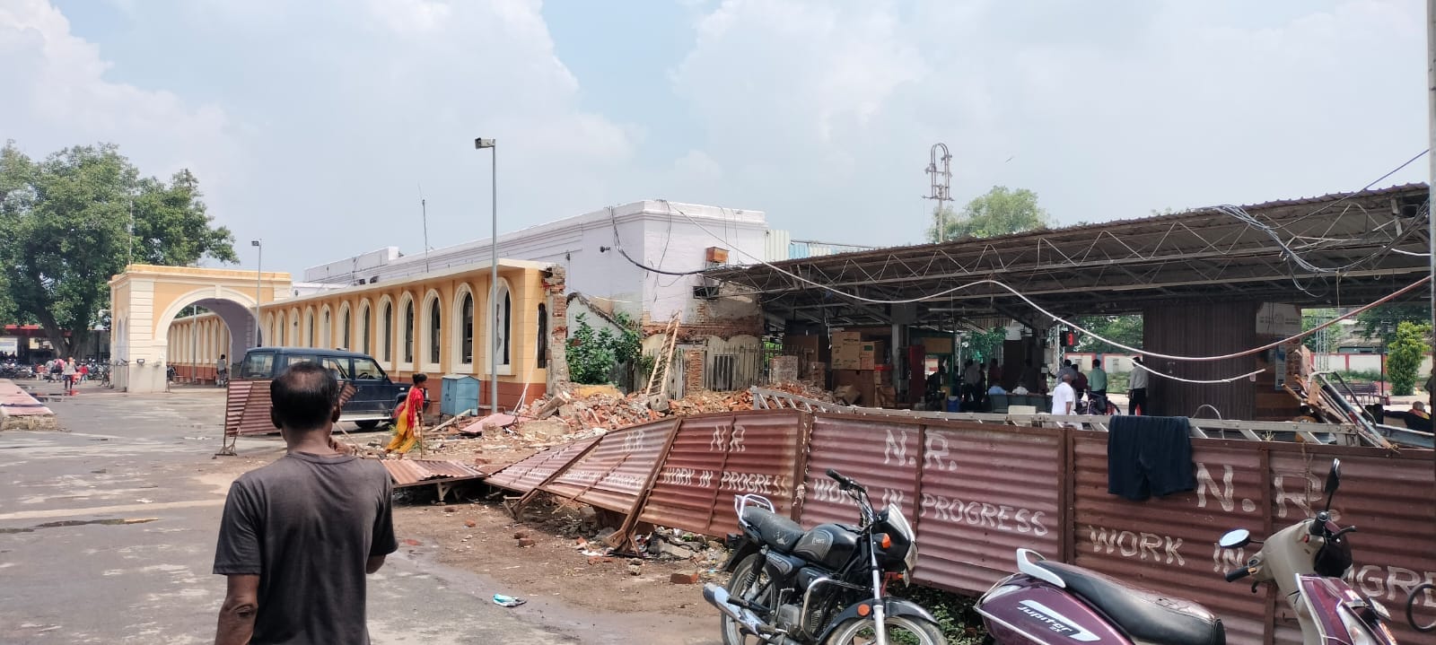 रेलवे स्टेशन पर टूटा पड़ा एनाउंस सिस्टम। संवाद रेलवे स्टेशन पर टूटा पड़ा एनाउंस सिस्टम। संवाद