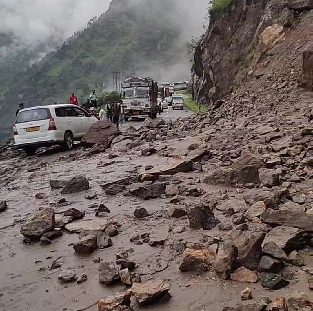 रामपुर के पंद्रहबीस क्षेत्र में सड़क से मलबे को हटाती जेसीबी। संवाद रामपुर के पंद्रहबीस क्षेत्र में सड़क से मलबे को हटाती जेसीबी। संवाद