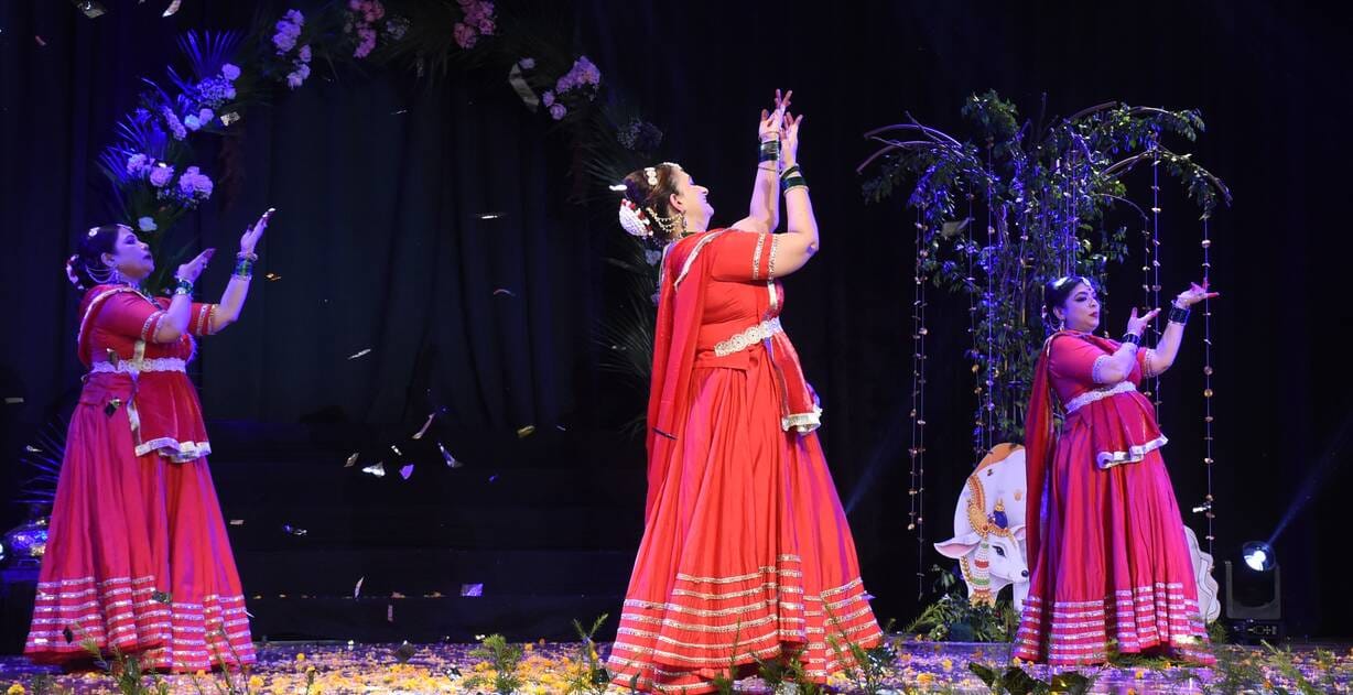 राधा-कृष्ण की मनमोहक रासलीलाओं ने मोहा मन राधा-कृष्ण की मनमोहक रासलीलाओं ने मोहा मन