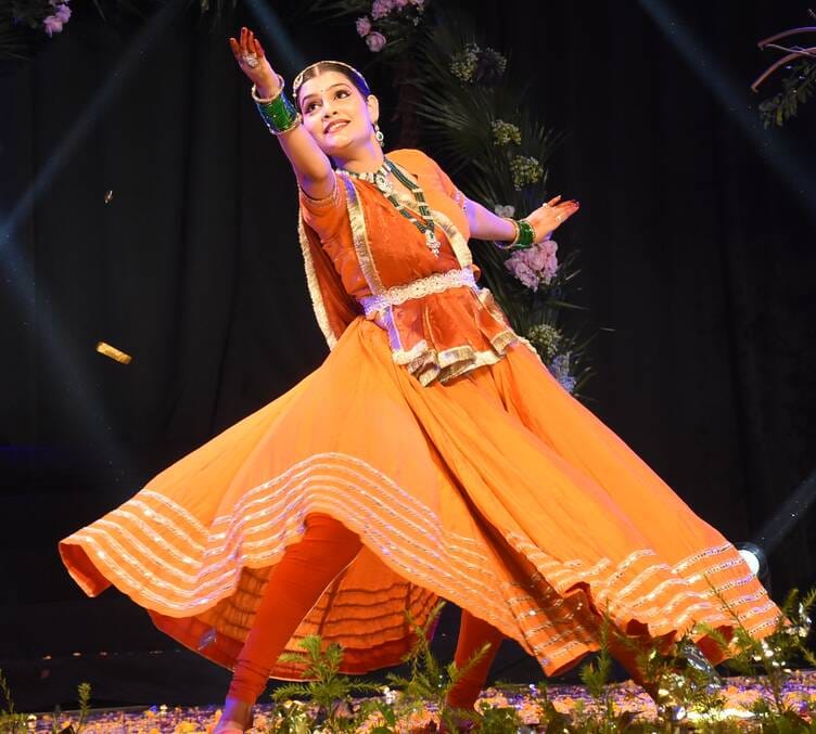 राधा-कृष्ण की मनमोहक रासलीलाओं ने मोहा मन राधा-कृष्ण की मनमोहक रासलीलाओं ने मोहा मन