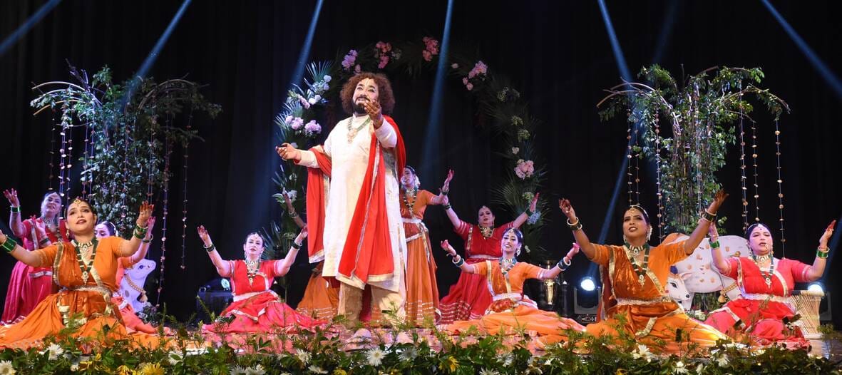 राधा-कृष्ण की मनमोहक रासलीलाओं ने मोहा मन राधा-कृष्ण की मनमोहक रासलीलाओं ने मोहा मन