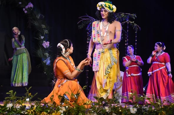 राधा-कृष्ण की मनमोहक रासलीलाओं ने मोहा मन राधा-कृष्ण की मनमोहक रासलीलाओं ने मोहा मन