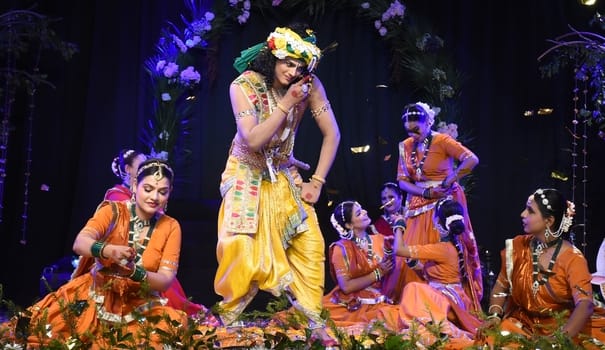 राधा-कृष्ण की मनमोहक रासलीलाओं ने मोहा मन राधा-कृष्ण की मनमोहक रासलीलाओं ने मोहा मन