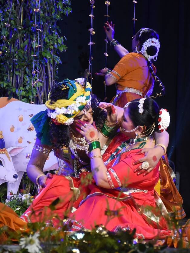 राधा-कृष्ण की मनमोहक रासलीलाओं ने मोहा मन राधा-कृष्ण की मनमोहक रासलीलाओं ने मोहा मन