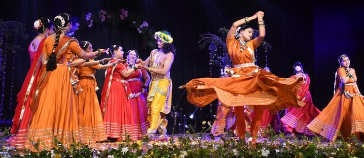 राधा-कृष्ण की मनमोहक रासलीलाओं ने मोहा मन राधा-कृष्ण की मनमोहक रासलीलाओं ने मोहा मन