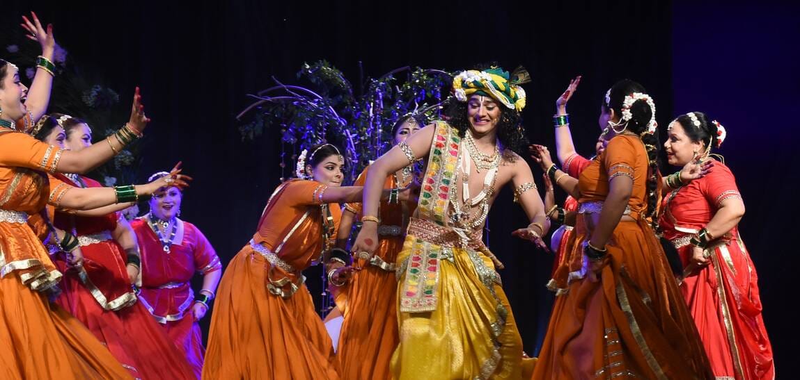 राधा-कृष्ण की मनमोहक रासलीलाओं ने मोहा मन राधा-कृष्ण की मनमोहक रासलीलाओं ने मोहा मन