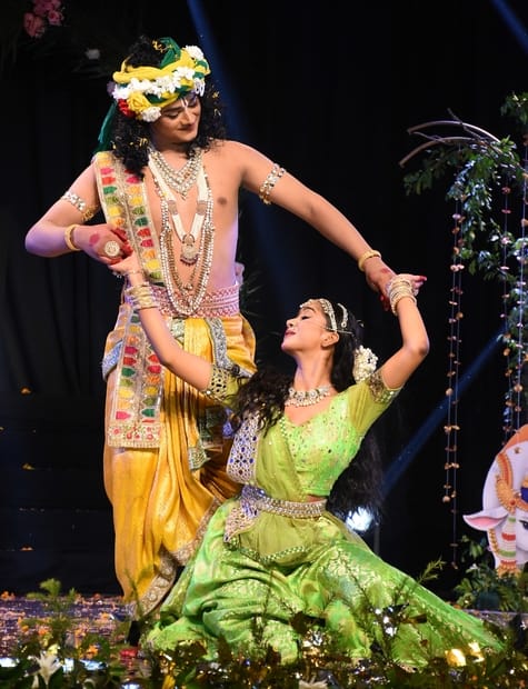 राधा-कृष्ण की मनमोहक रासलीलाओं ने मोहा मन राधा-कृष्ण की मनमोहक रासलीलाओं ने मोहा मन
