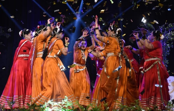राधा-कृष्ण की मनमोहक रासलीलाओं ने मोहा मन राधा-कृष्ण की मनमोहक रासलीलाओं ने मोहा मन