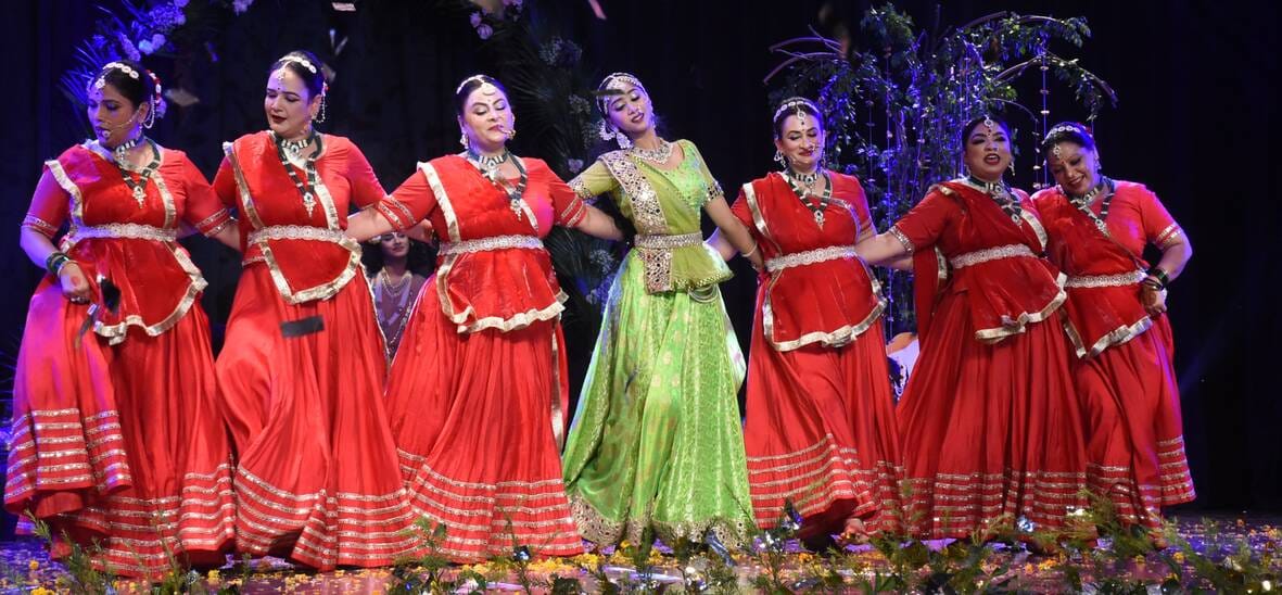 राधा-कृष्ण की मनमोहक रासलीलाओं ने मोहा मन राधा-कृष्ण की मनमोहक रासलीलाओं ने मोहा मन