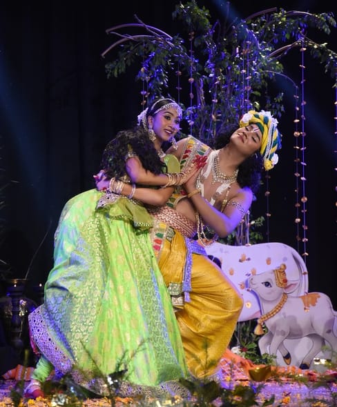 राधा-कृष्ण की मनमोहक रासलीलाओं ने मोहा मन राधा-कृष्ण की मनमोहक रासलीलाओं ने मोहा मन