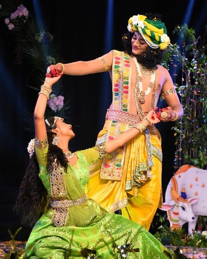राधा-कृष्ण की मनमोहक रासलीलाओं ने मोहा मन राधा-कृष्ण की मनमोहक रासलीलाओं ने मोहा मन