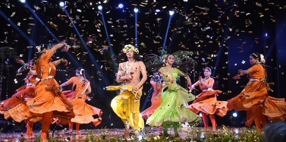 राधा-कृष्ण की मनमोहक रासलीलाओं ने मोहा मन राधा-कृष्ण की मनमोहक रासलीलाओं ने मोहा मन