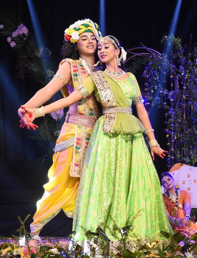 राधा-कृष्ण की मनमोहक रासलीलाओं ने मोहा मन राधा-कृष्ण की मनमोहक रासलीलाओं ने मोहा मन