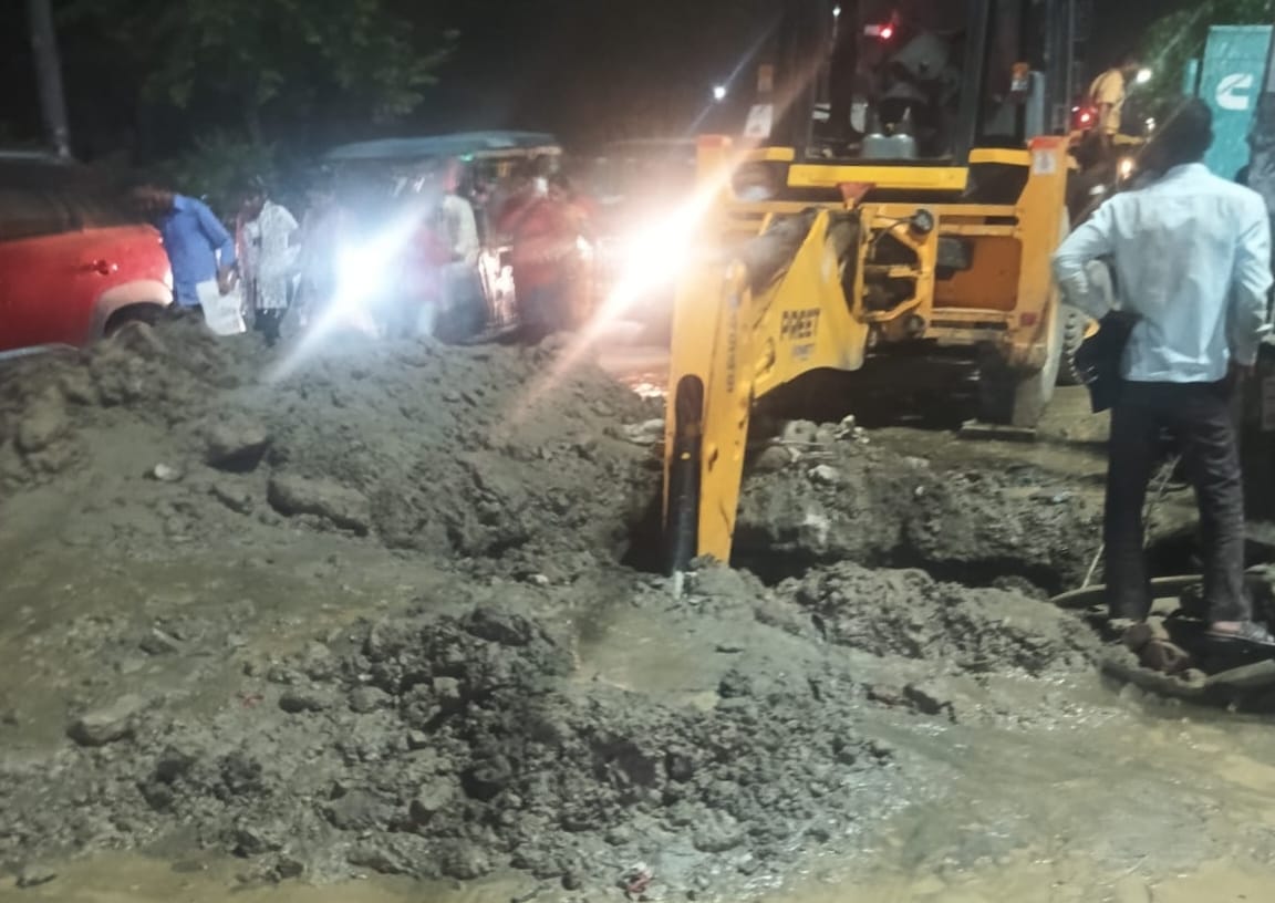 सेक्टर 62 में पानी की आपूर्ति न होने से परेशान लोग सेक्टर 62 में पानी की आपूर्ति न होने से परेशान लोग