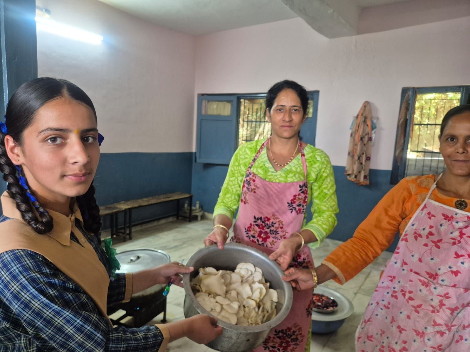सोलन के कोठी देवरा स्कूल में उगाई गई ढिंगरी मशरूम को मिड-डे-मील में बच्चों को बांटते हुए। स्रोत