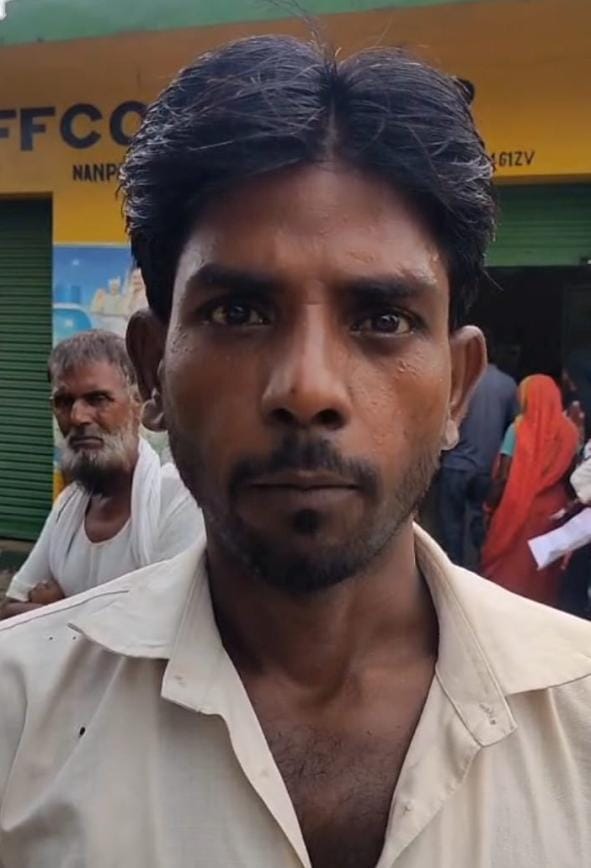 समस्याएं बताते किसान। समस्याएं बताते किसान।