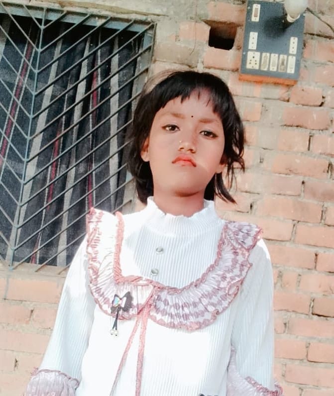 सोमवार को किशोरी की मौत के बाद मेडिकल स्टोर को सील करती स्वास्थ्य विभाग की टीम। संवाद
