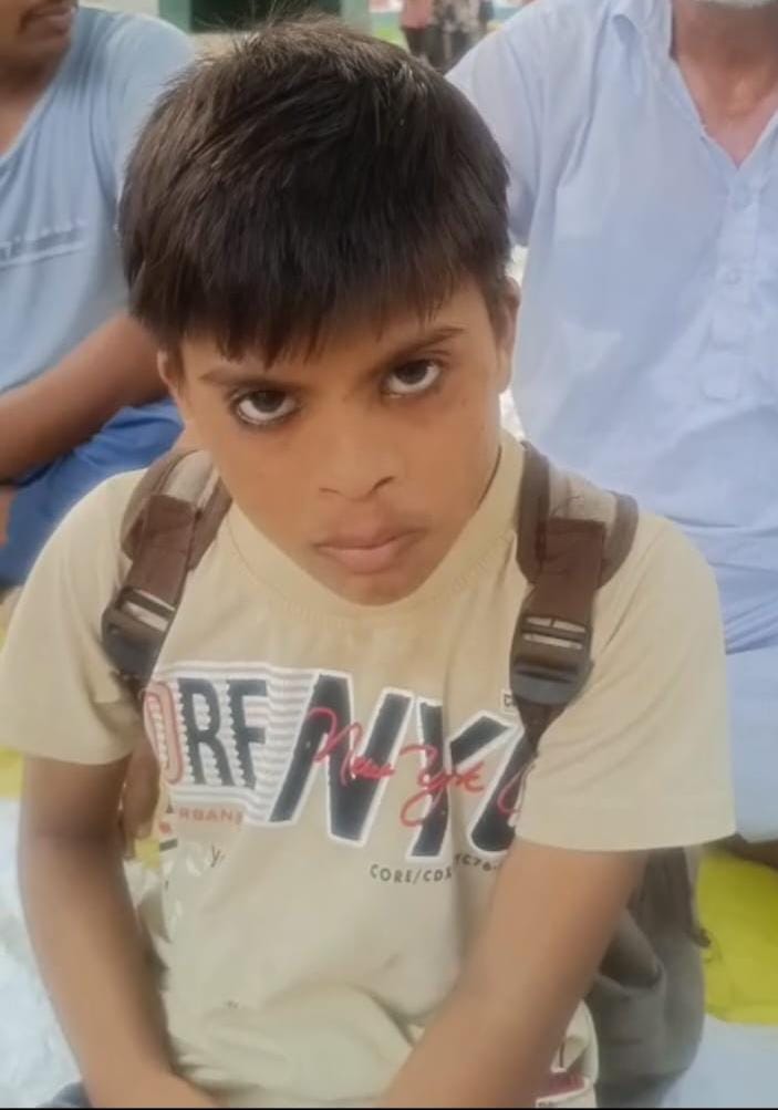 सरधना। गांव बहादुरपुर में कमरे में छात्रा बंद होने पर धरना देते ग्रामीण। संवाद सरधना। गांव बहादुरपुर में कमरे में छात्रा बंद होने पर धरना देते ग्रामीण। संवाद