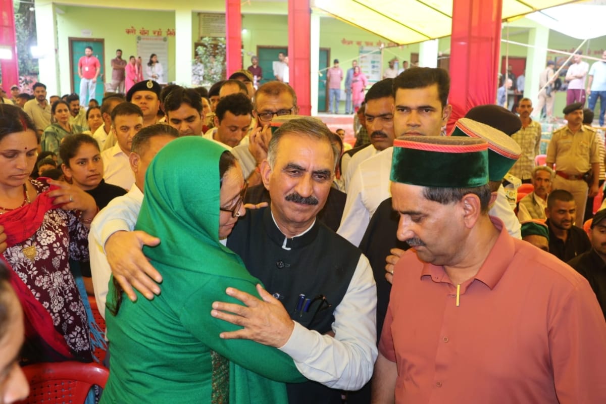 शाहपुर की बोह पंचायत में आपदा प्रभावितों से मिलते हुए मुख्यमंत्री सुखविंद्र सुक्खू। स्रोत: डीपी