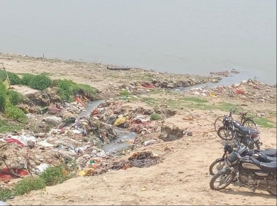 शहर के कलक्टर घाट पर गंगा में मिलता नाला। संवाद शहर के कलक्टर घाट पर गंगा में मिलता नाला। संवाद