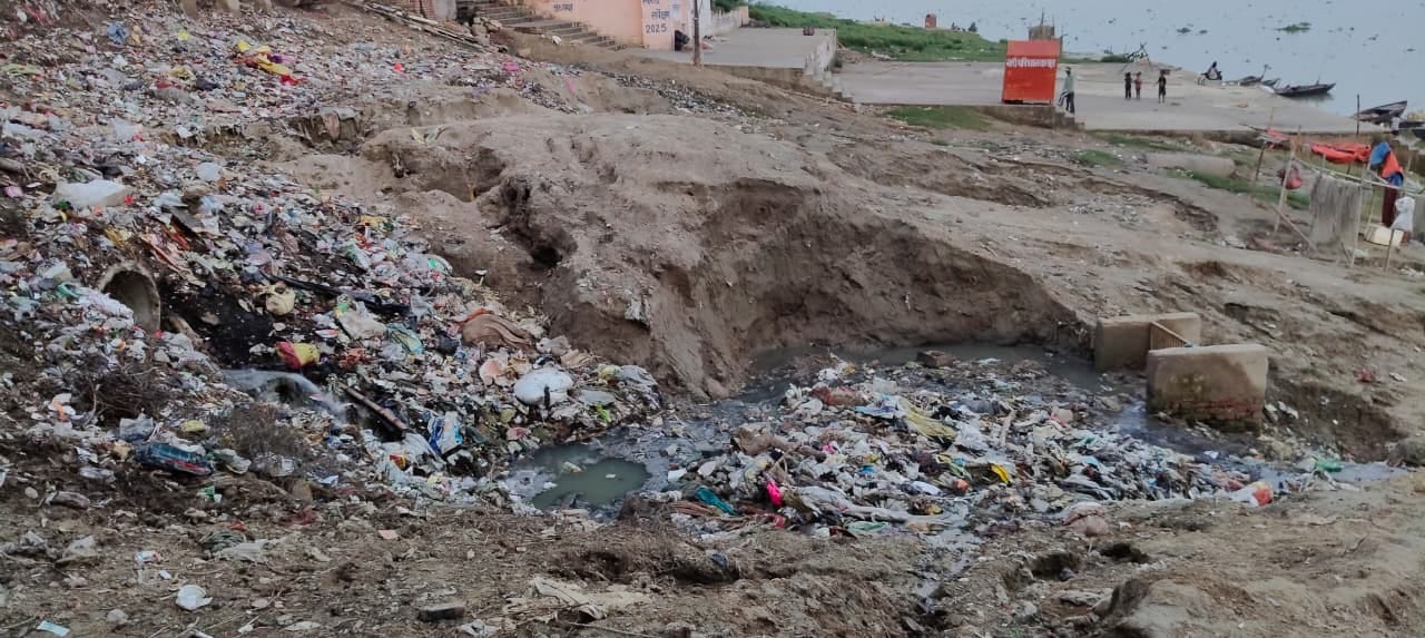 शहर के कलक्टर घाट पर गंगा में मिलता नाला। संवाद शहर के कलक्टर घाट पर गंगा में मिलता नाला। संवाद