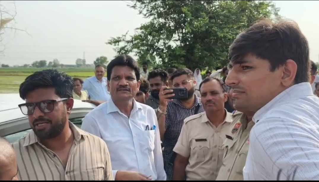 शहर के स्वामी नगर में जगह को लेकर पक्ष रखते हुए पूर्व सरपंच मनोहर लाल
