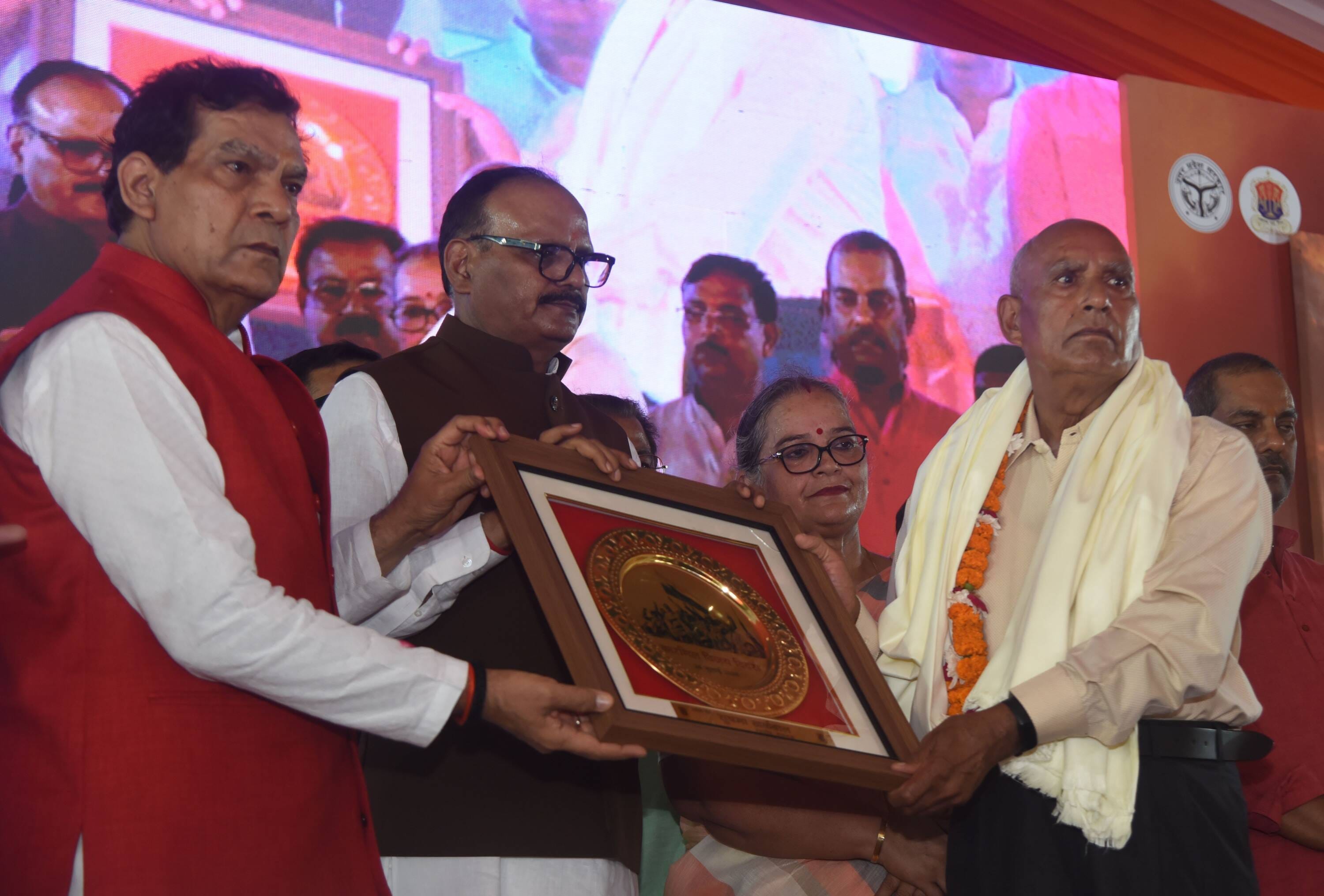 शहीदों के परिजनों, वीर माताओं और वीर नारियों को अंगवस्त्र व स्मृति चिह्न भेंट कर सम्मानित किया 