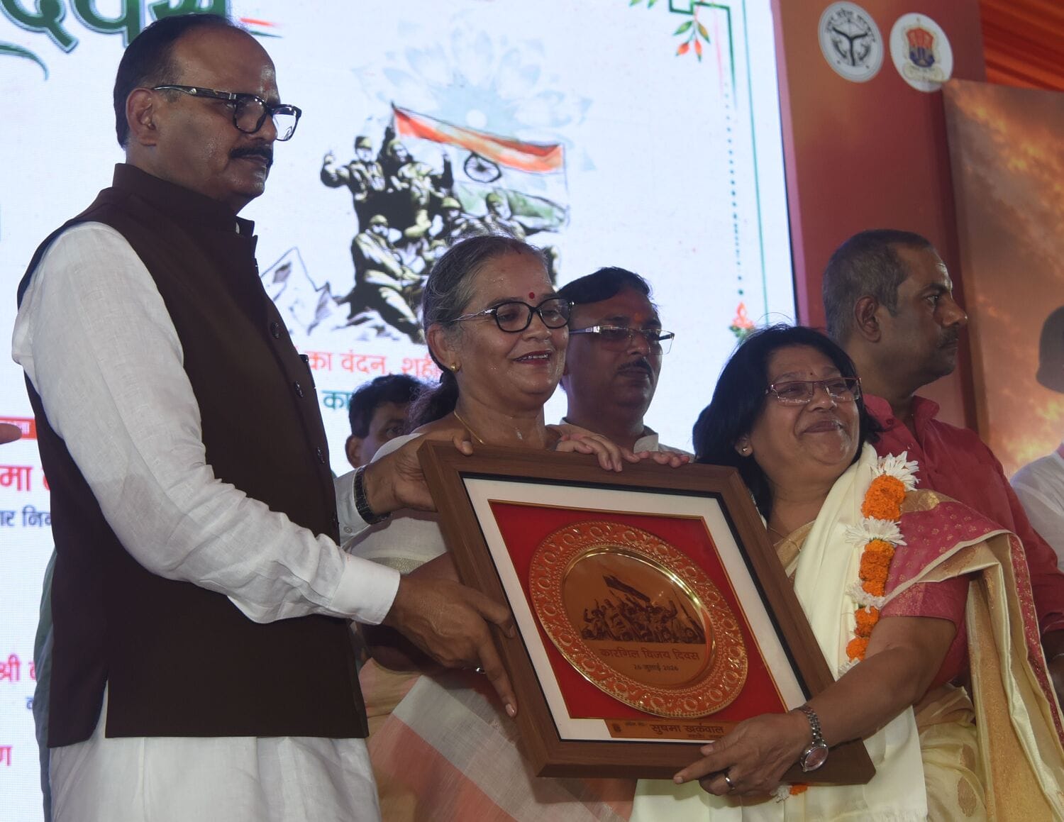 शहीदों के परिजनों, वीर माताओं और वीर नारियों को अंगवस्त्र व स्मृति चिह्न भेंट कर सम्मानित किया 