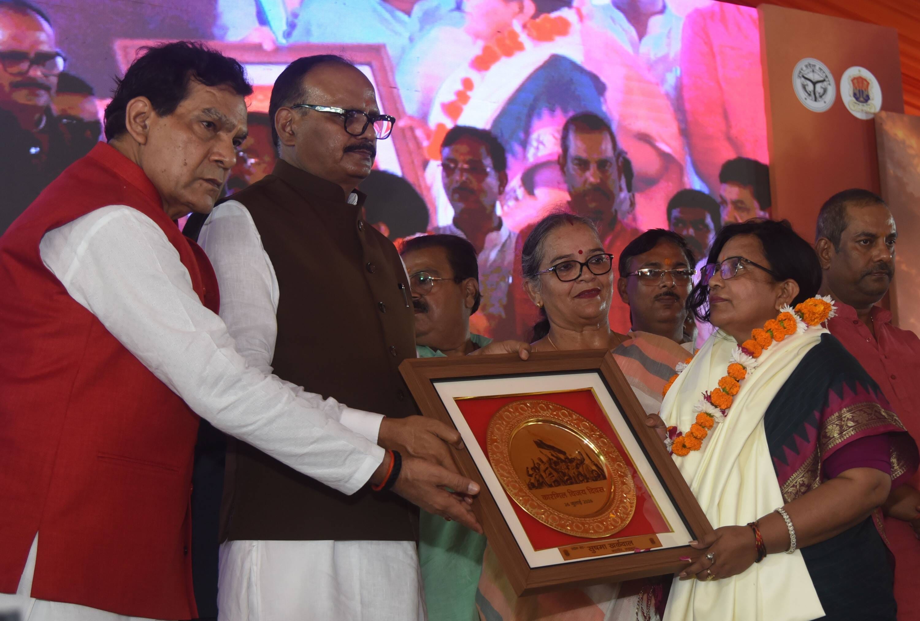 शहीदों के परिजनों, वीर माताओं और वीर नारियों को अंगवस्त्र व स्मृति चिह्न भेंट कर सम्मानित किया 