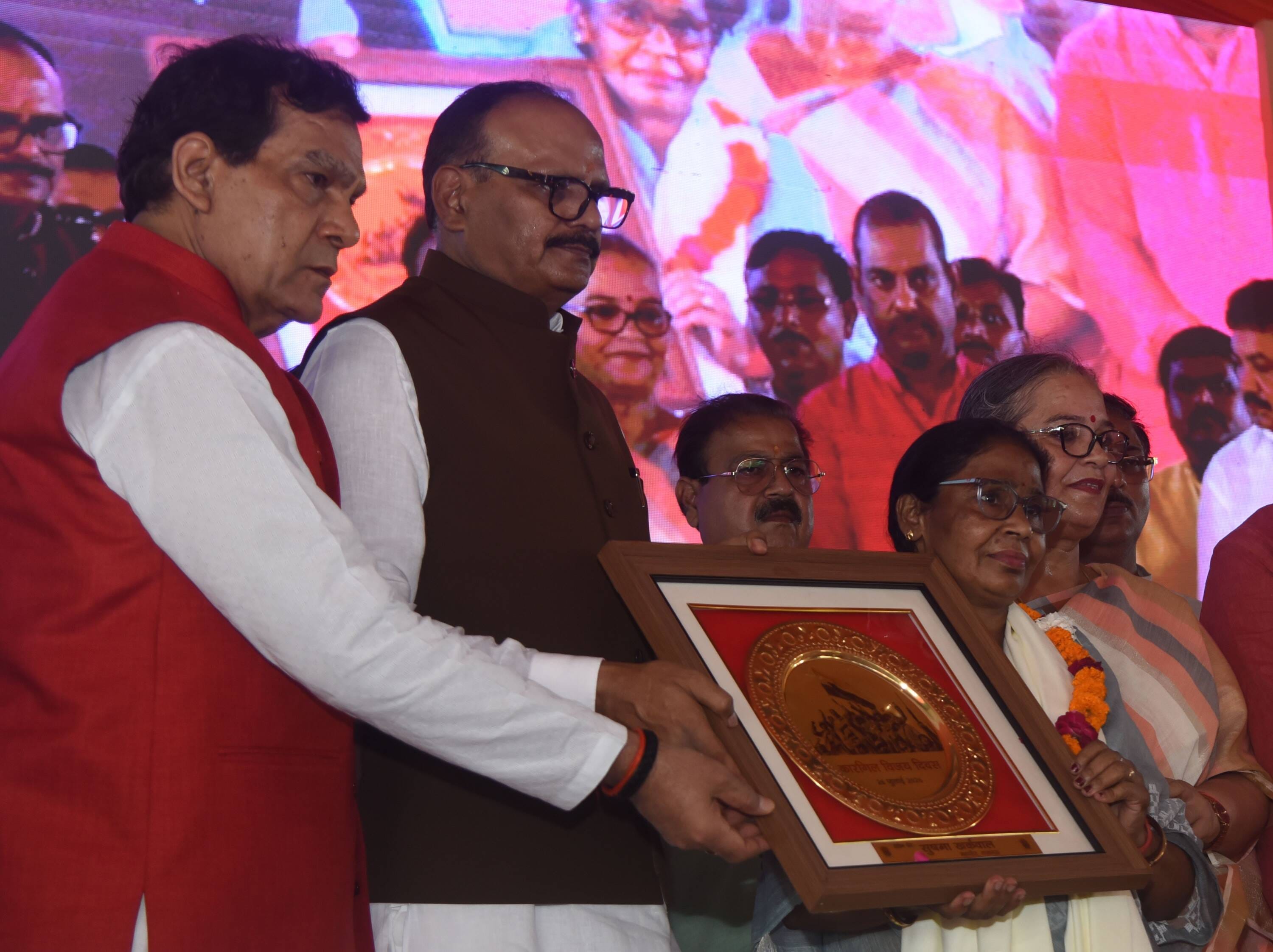 शहीदों के परिजनों, वीर माताओं और वीर नारियों को अंगवस्त्र व स्मृति चिह्न भेंट कर सम्मानित किया 