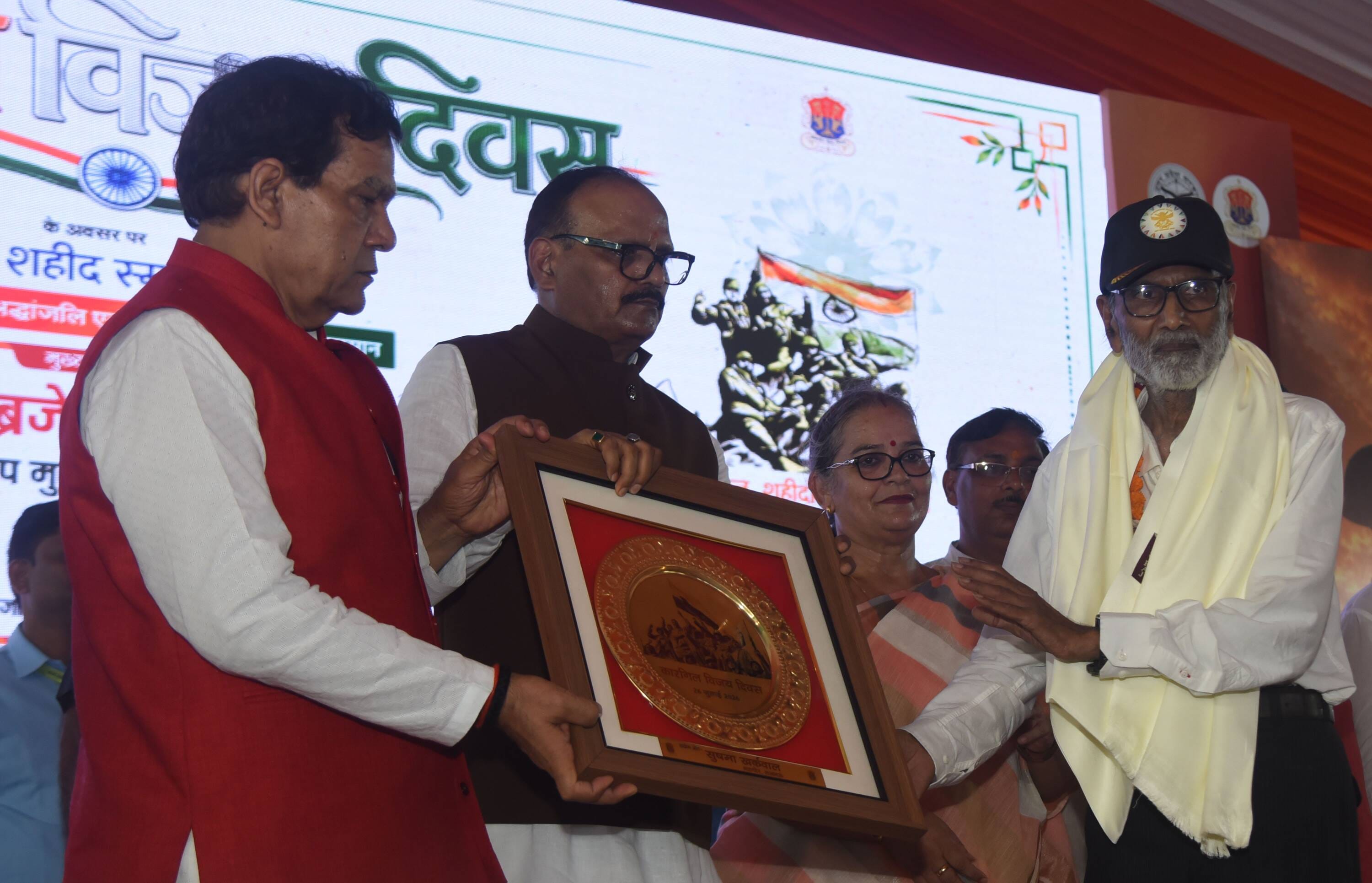 शहीदों के परिजनों, वीर माताओं और वीर नारियों को अंगवस्त्र व स्मृति चिह्न भेंट कर सम्मानित किया 
