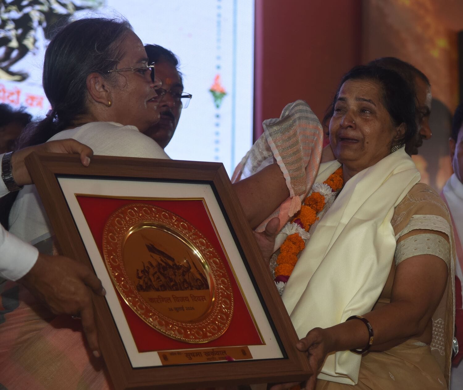 शहीदों के परिजनों, वीर माताओं और वीर नारियों को अंगवस्त्र व स्मृति चिह्न भेंट कर सम्मानित किया 